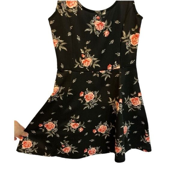 H&M Divided | Women’s Black Roses Floral Mini Tank Dress Size 6 - Picture 3 of 8